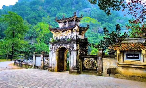 Hoa-Lu-ancient-capital-ninh-binh-vietnam-1